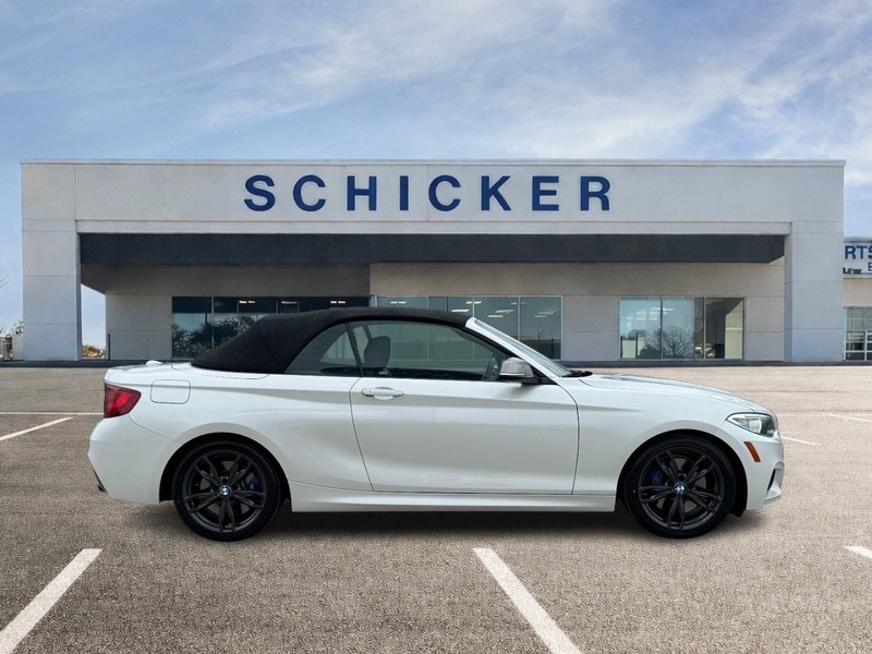BMW 2 Series Vehicle Full-screen Gallery Image 02
