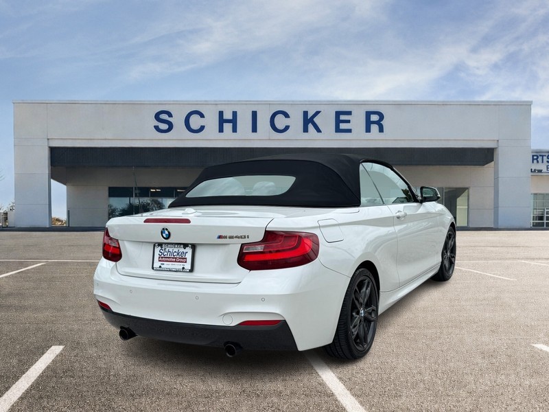 BMW 2 Series Vehicle Full-screen Gallery Image 03