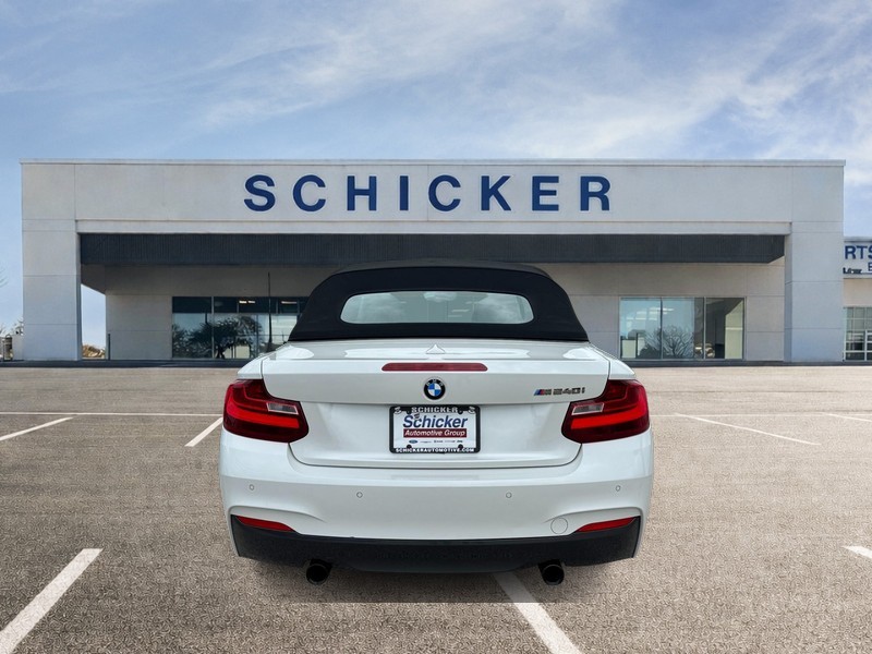 BMW 2 Series Vehicle Full-screen Gallery Image 04