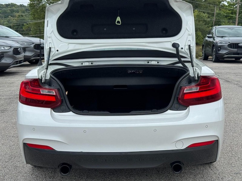 BMW 2 Series Vehicle Full-screen Gallery Image 05