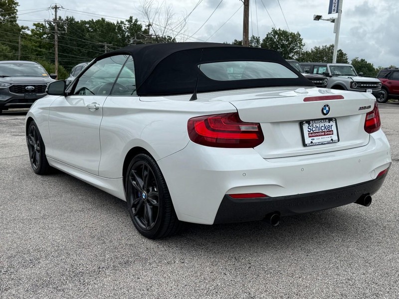 BMW 2 Series Vehicle Full-screen Gallery Image 06