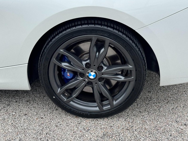BMW 2 Series Vehicle Full-screen Gallery Image 07
