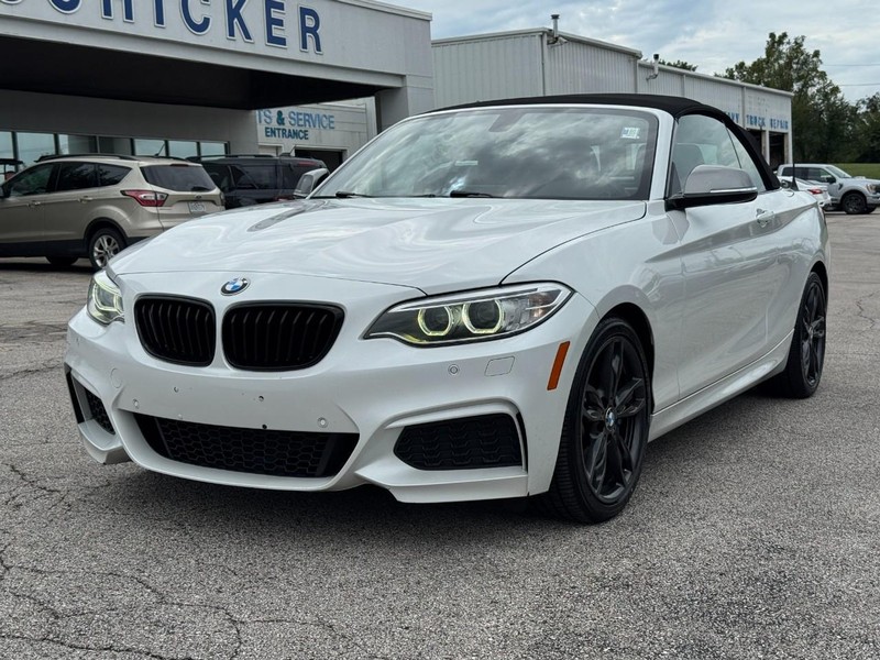 BMW 2 Series Vehicle Full-screen Gallery Image 08
