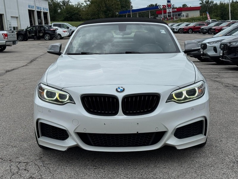 BMW 2 Series Vehicle Full-screen Gallery Image 09