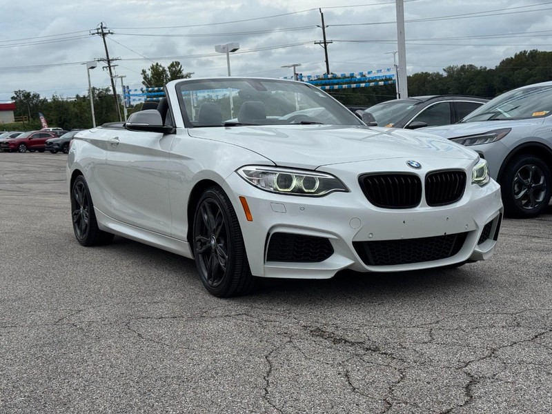 BMW 2 Series Vehicle Full-screen Gallery Image 10