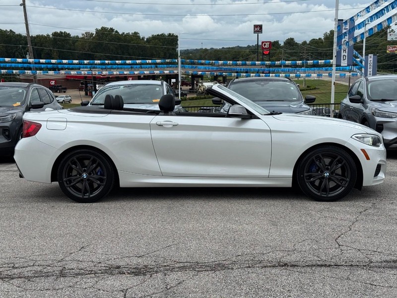 BMW 2 Series Vehicle Full-screen Gallery Image 11