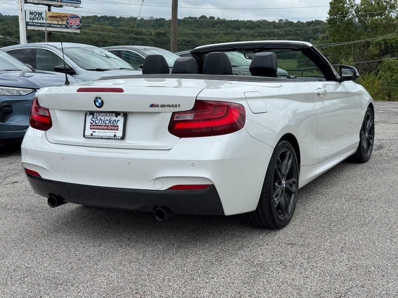 BMW 2 Series Vehicle Full-screen Gallery Image 12