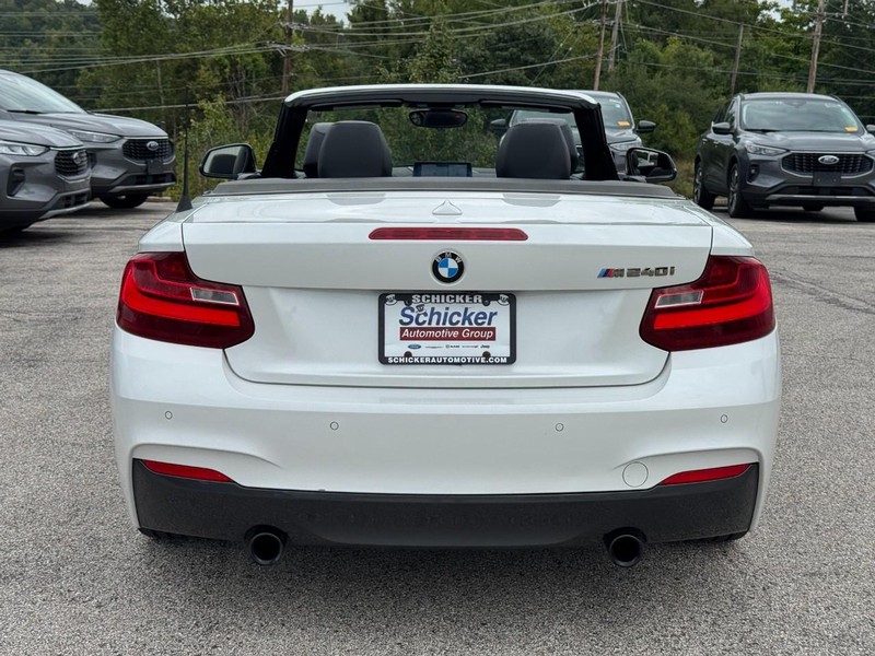 BMW 2 Series Vehicle Full-screen Gallery Image 13