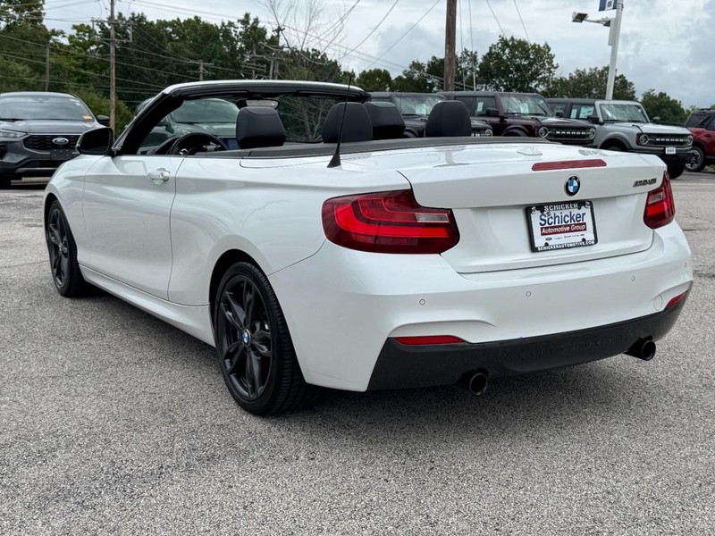 BMW 2 Series Vehicle Full-screen Gallery Image 14