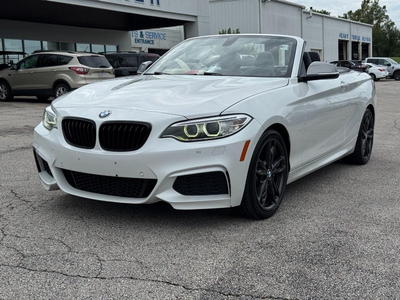 BMW 2 Series Vehicle Full-screen Gallery Image 15