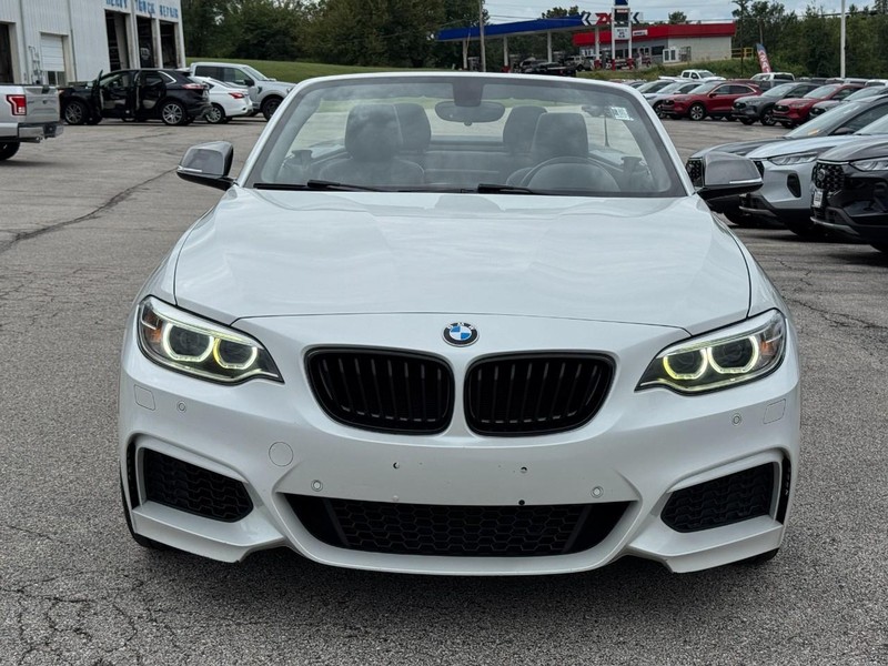 BMW 2 Series Vehicle Full-screen Gallery Image 16