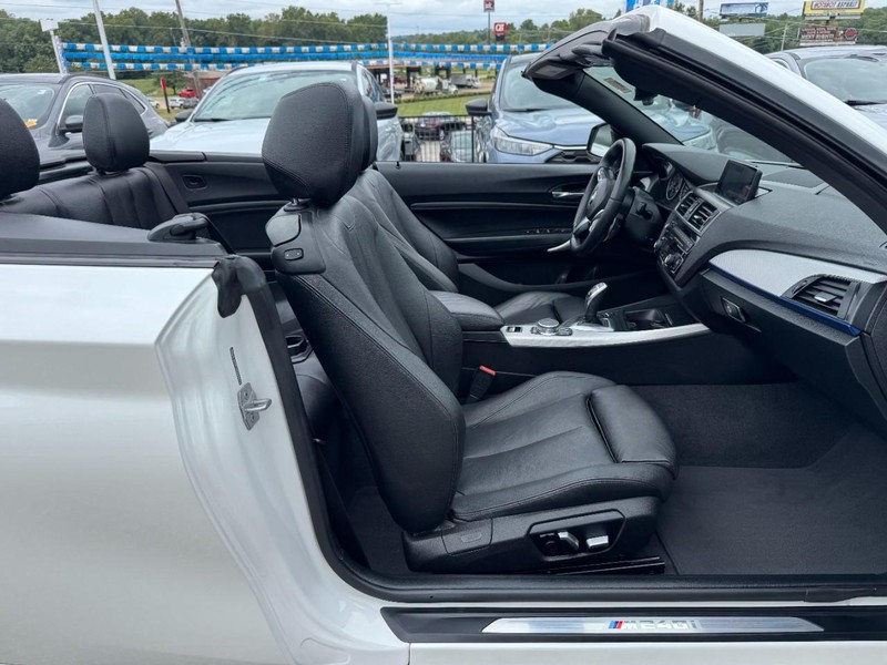 BMW 2 Series Vehicle Full-screen Gallery Image 17