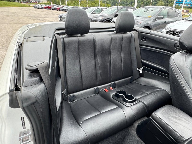 BMW 2 Series Vehicle Full-screen Gallery Image 18