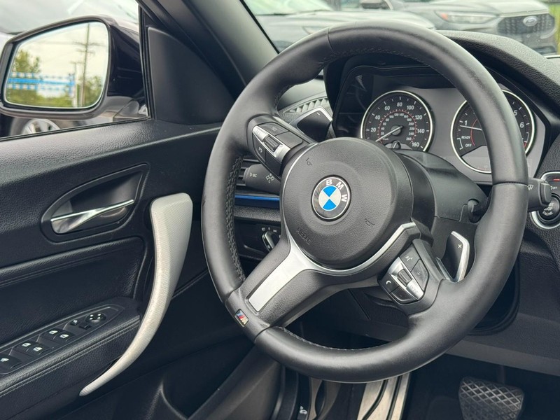 BMW 2 Series Vehicle Full-screen Gallery Image 20