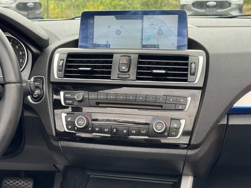 BMW 2 Series Vehicle Full-screen Gallery Image 21