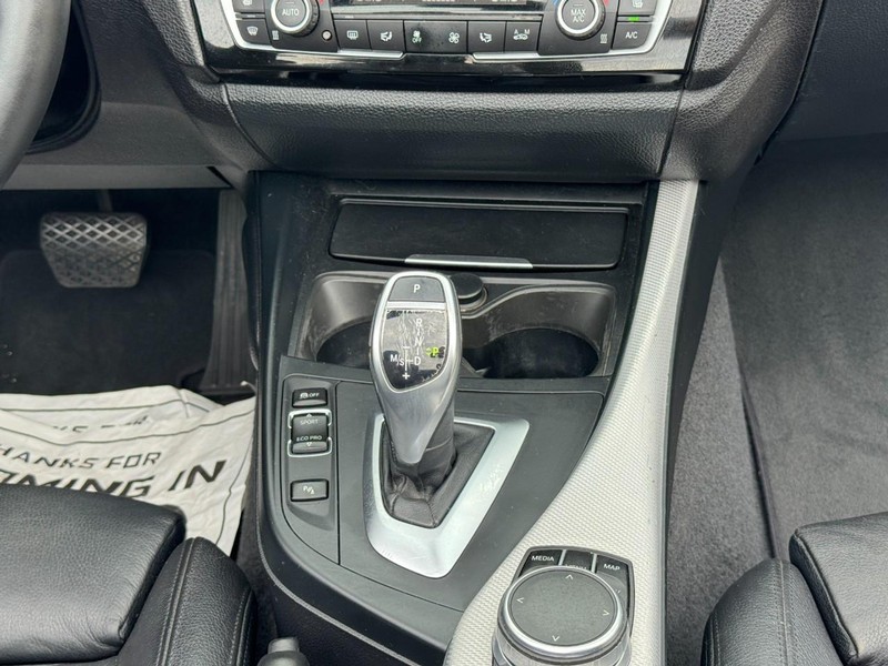BMW 2 Series Vehicle Full-screen Gallery Image 22