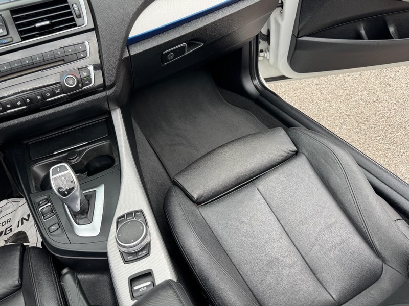 BMW 2 Series Vehicle Full-screen Gallery Image 23