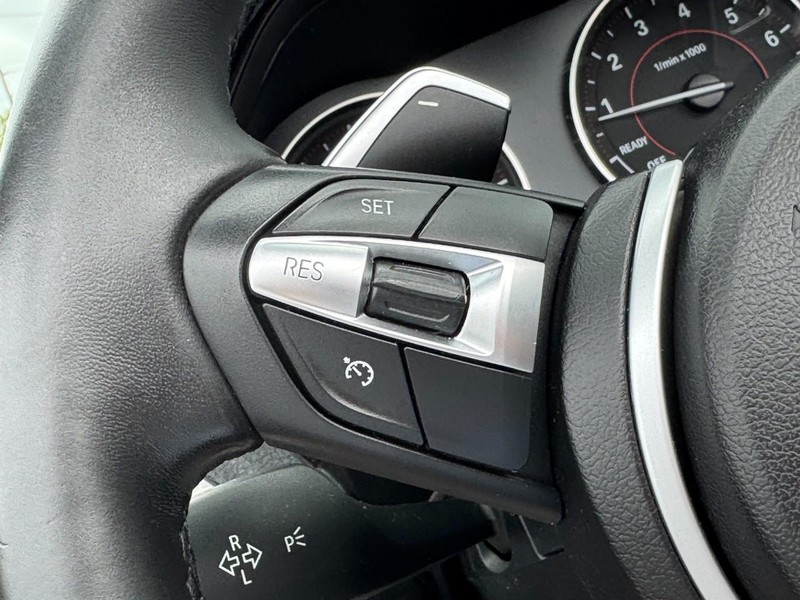 BMW 2 Series Vehicle Full-screen Gallery Image 24