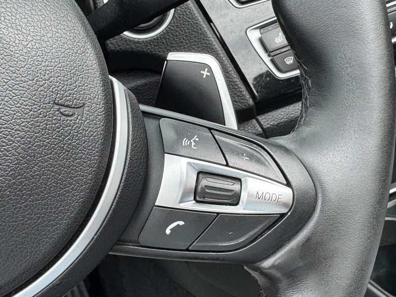 BMW 2 Series Vehicle Full-screen Gallery Image 25