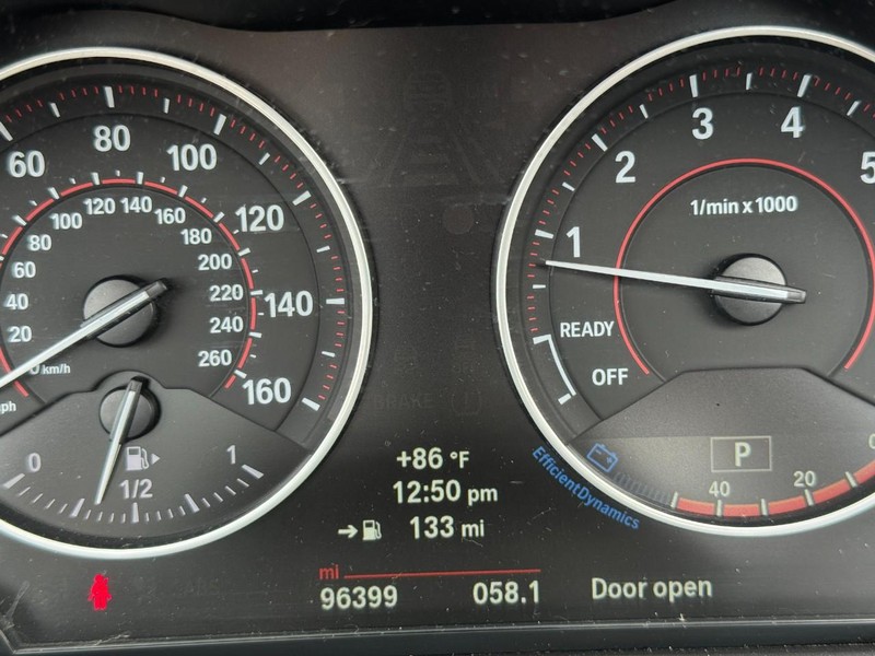 BMW 2 Series Vehicle Full-screen Gallery Image 26
