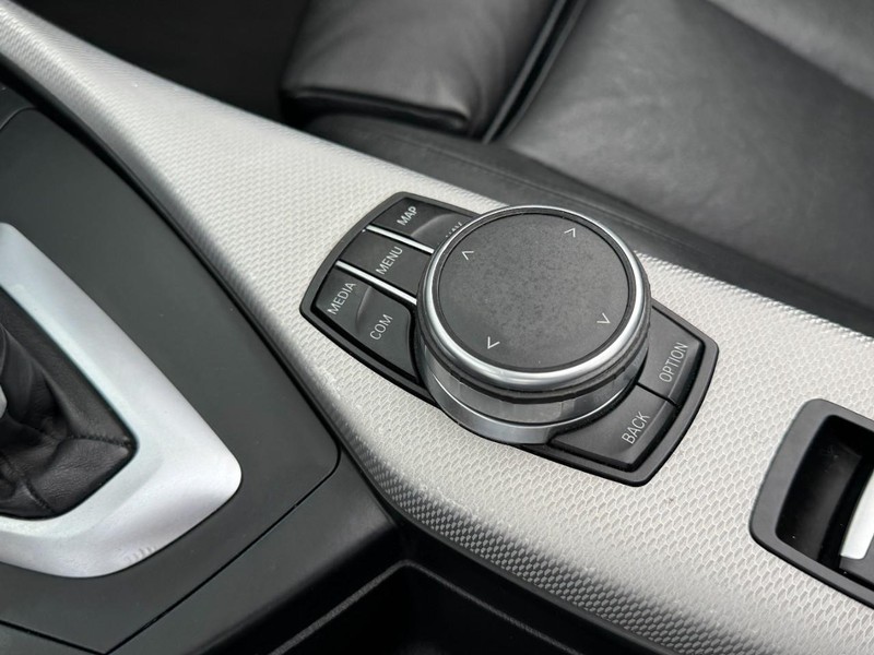 BMW 2 Series Vehicle Full-screen Gallery Image 27