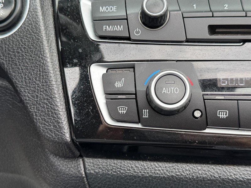 BMW 2 Series Vehicle Full-screen Gallery Image 28