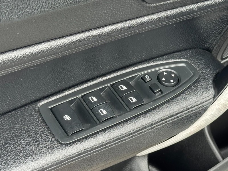 BMW 2 Series Vehicle Full-screen Gallery Image 31