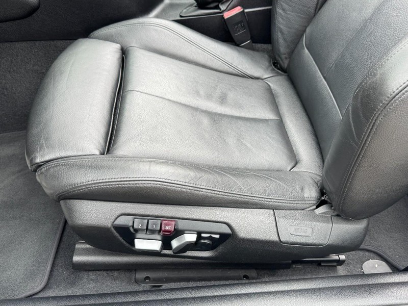 BMW 2 Series Vehicle Full-screen Gallery Image 33