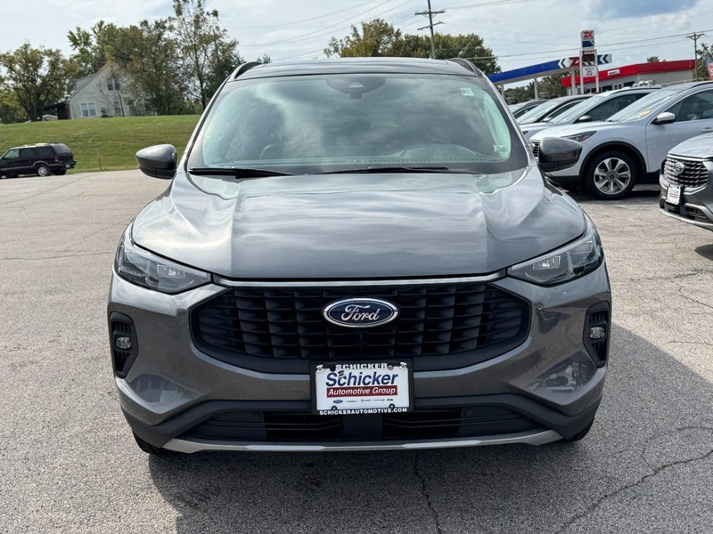 Ford Escape Vehicle Full-screen Gallery Image 09