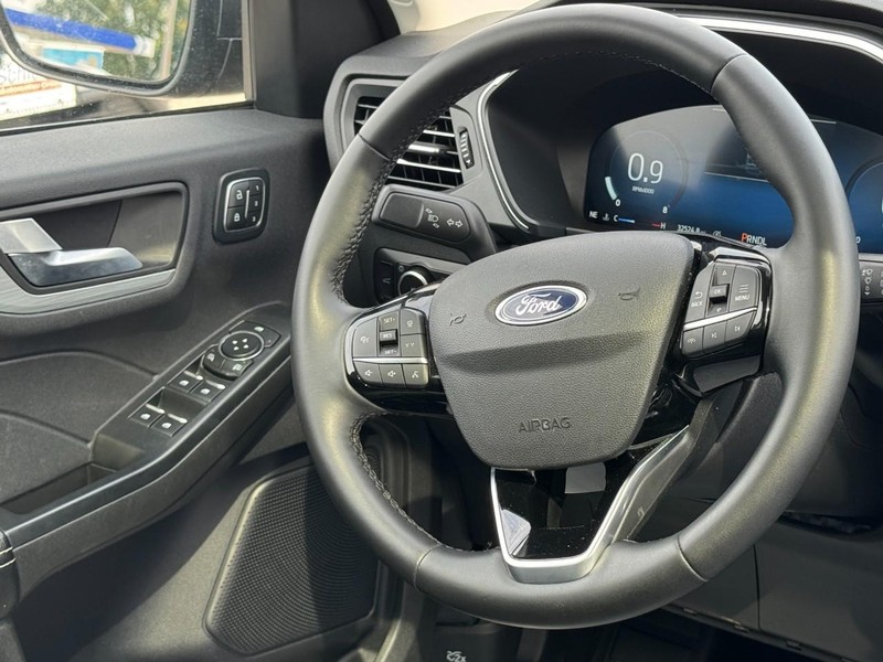 Ford Escape Vehicle Full-screen Gallery Image 12