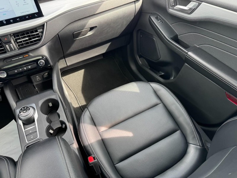 Ford Escape Vehicle Full-screen Gallery Image 15
