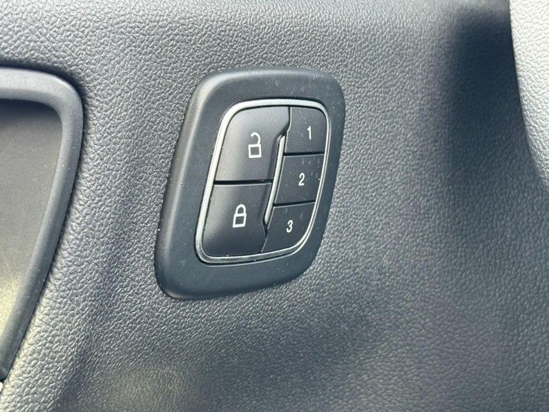 Ford Escape Vehicle Full-screen Gallery Image 16