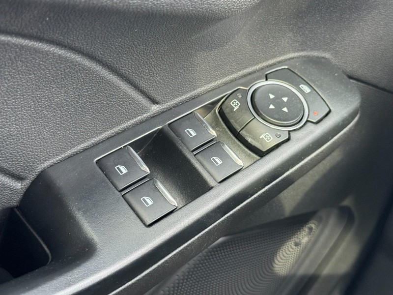 Ford Escape Vehicle Full-screen Gallery Image 23