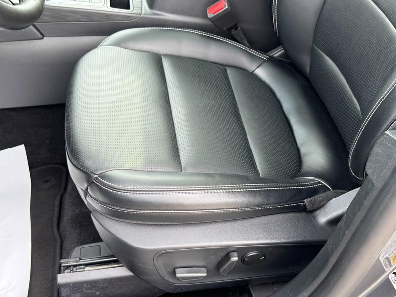 Ford Escape Vehicle Full-screen Gallery Image 24