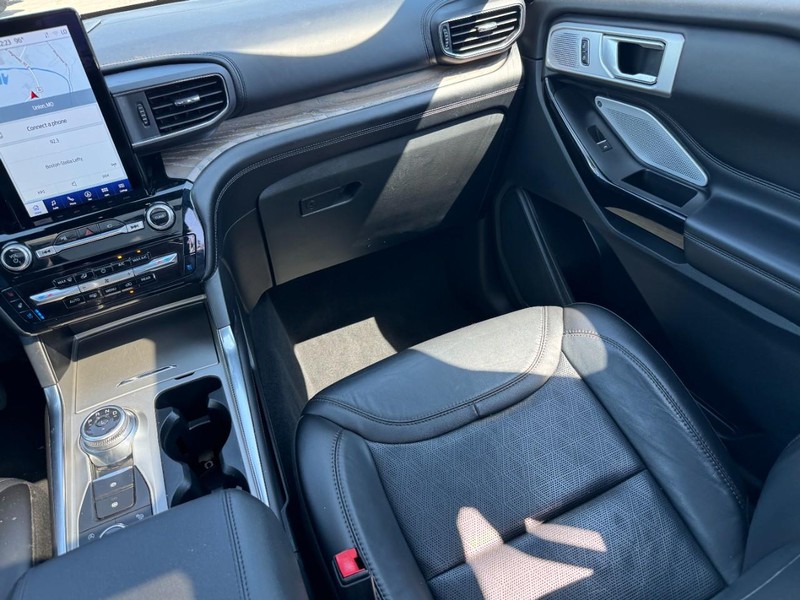 Ford Explorer Vehicle Full-screen Gallery Image 15