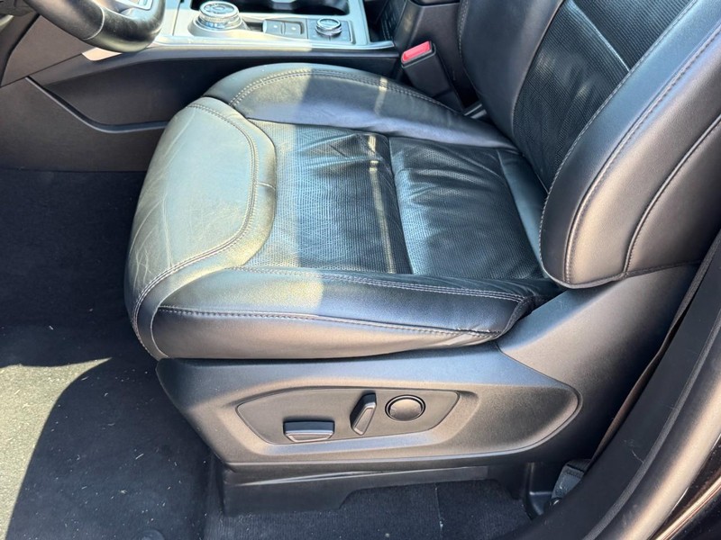 Ford Explorer Vehicle Full-screen Gallery Image 24