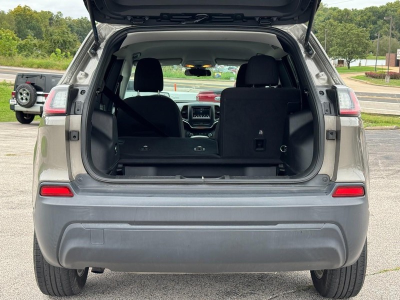 Jeep Cherokee Vehicle Full-screen Gallery Image 05