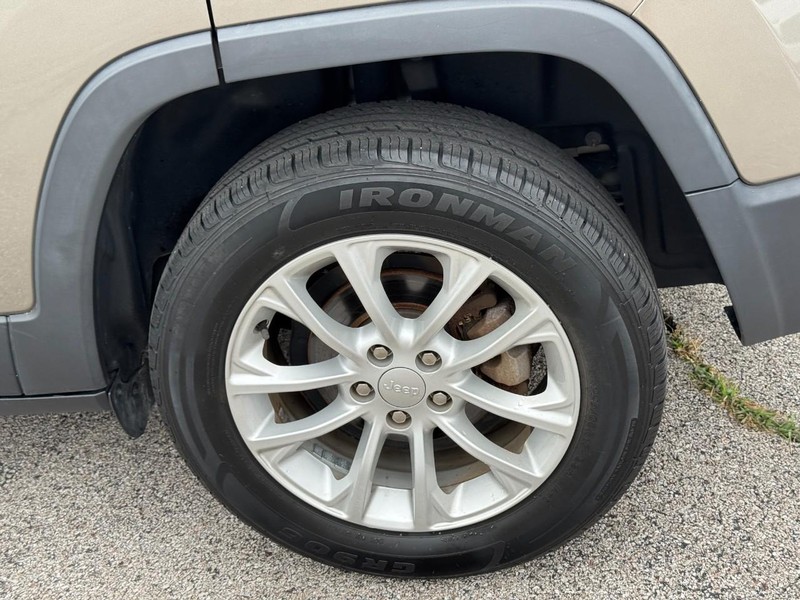 Jeep Cherokee Vehicle Full-screen Gallery Image 07