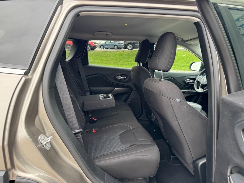 Jeep Cherokee Vehicle Full-screen Gallery Image 10