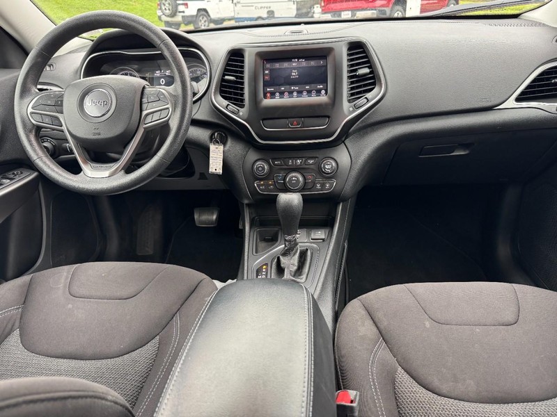 Jeep Cherokee Vehicle Full-screen Gallery Image 11