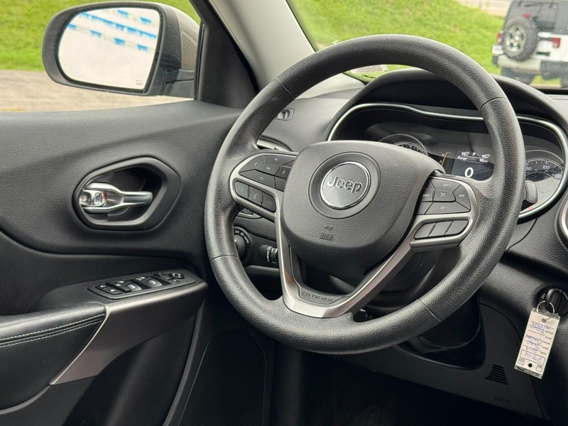 Jeep Cherokee Vehicle Full-screen Gallery Image 12