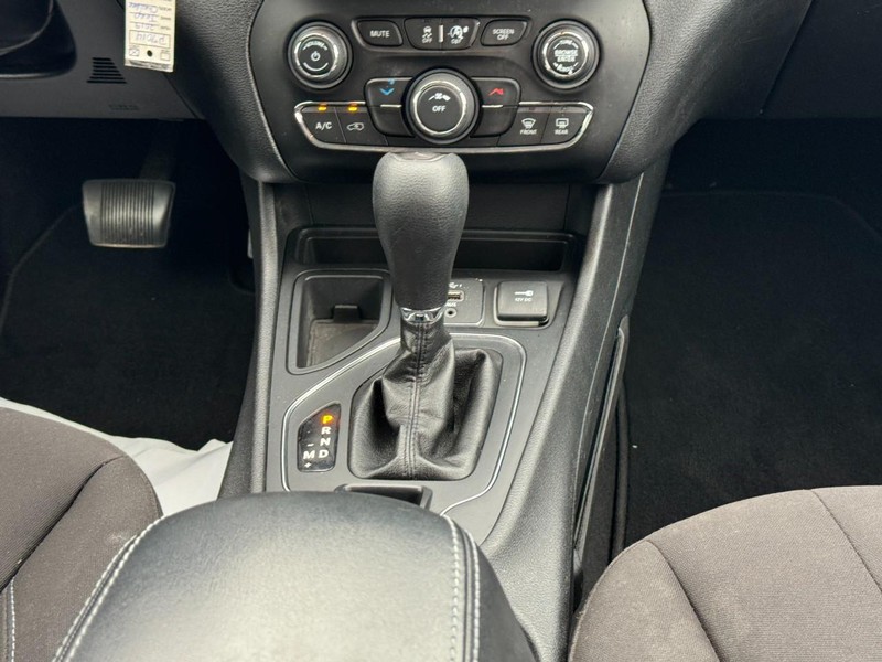 Jeep Cherokee Vehicle Full-screen Gallery Image 14