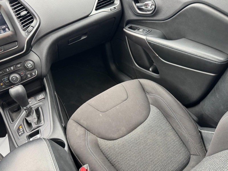 Jeep Cherokee Vehicle Full-screen Gallery Image 15