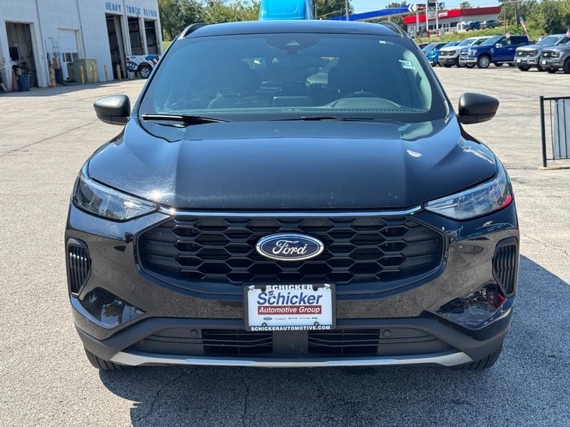 Ford Escape Vehicle Full-screen Gallery Image 09