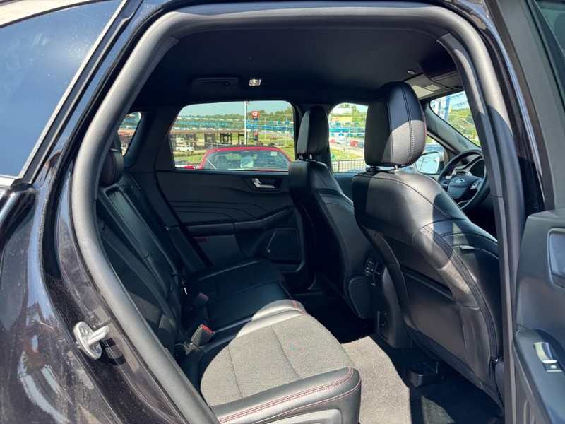 Ford Escape Vehicle Full-screen Gallery Image 10