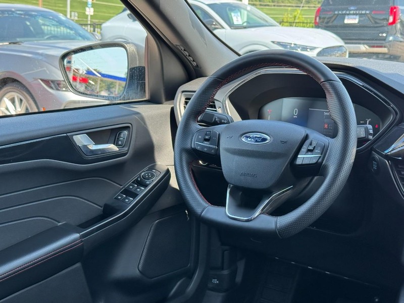 Ford Escape Vehicle Full-screen Gallery Image 12