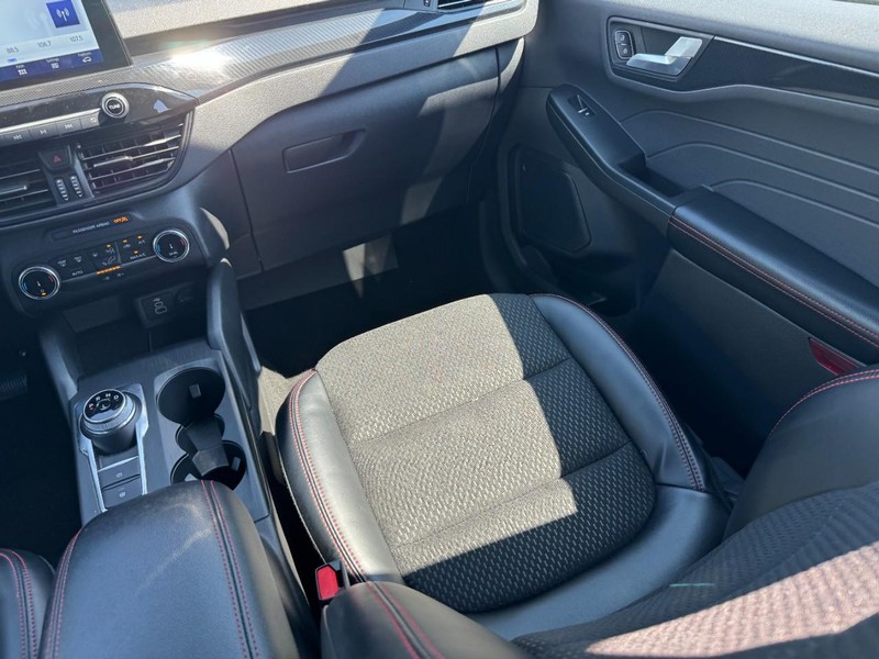 Ford Escape Vehicle Full-screen Gallery Image 15