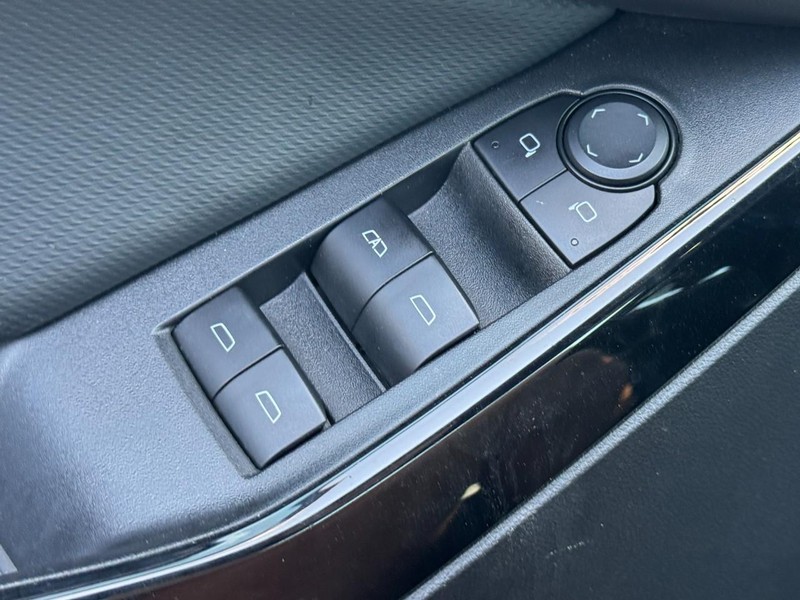 Chevrolet Equinox Vehicle Full-screen Gallery Image 22