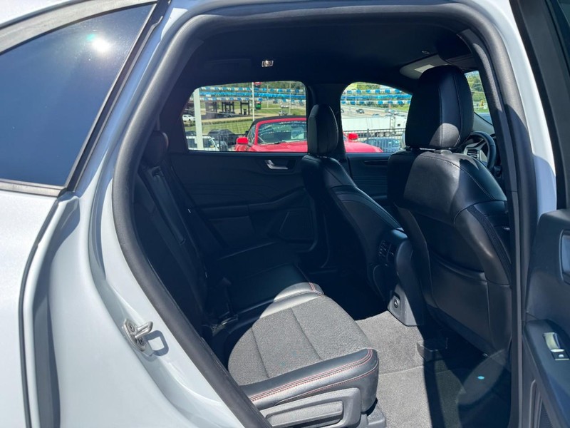 Ford Escape Vehicle Full-screen Gallery Image 10