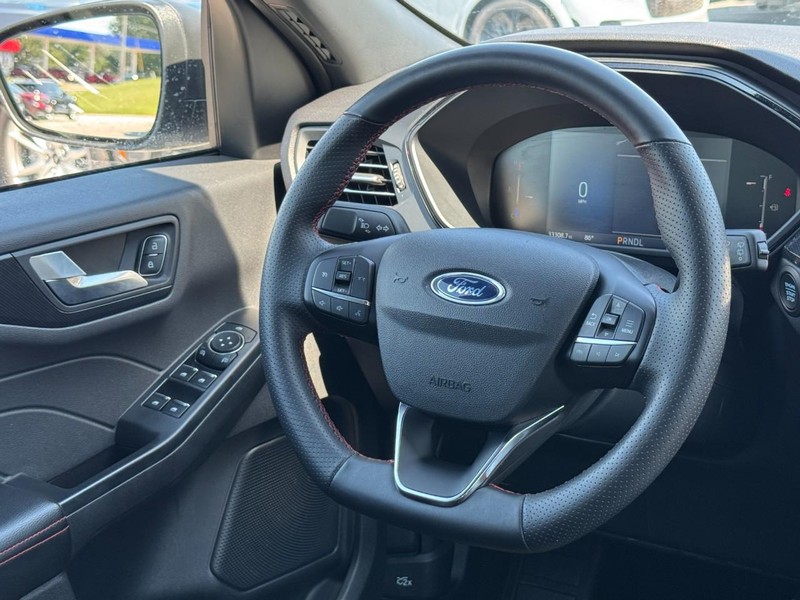 Ford Escape Vehicle Full-screen Gallery Image 12